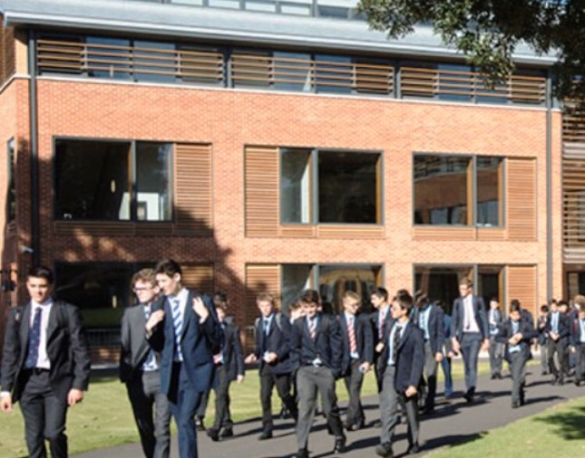 「寄宿学校 - Boarding school 大勢の生徒と教師が校舎の前を歩いている様子（写真）」UK留学情報センター