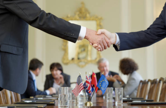 交渉が成立した男性2人の握手　UK留学情報センター