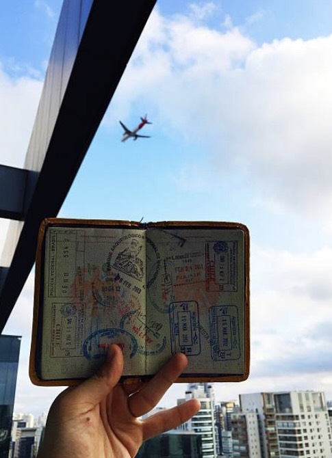 飛行機とパスポート